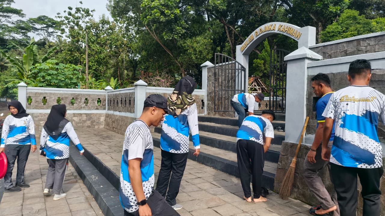 Petugas Rutan Banyumas dan WBP melakukan ebrsih bersih di makan bupati pertama Banyumas dalam rangka hari bakti Kemenimpas, Sabtu (22/11/2025).(dok Rutan Banyumas)
