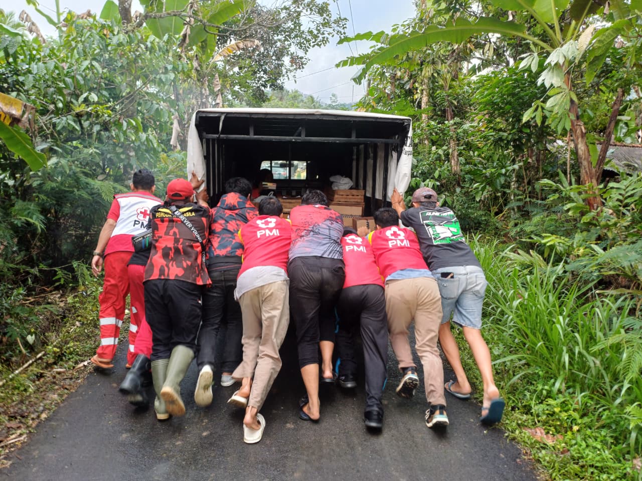 Relawan PMI Banjarnegara harus menempuh jalur terjal dan licin demi menyalurkan bantuan logistik pada para korban longsor Pandanarum yang mengungsi di beberapa titik pengungsian. (dok.PMI Banjarnegara)