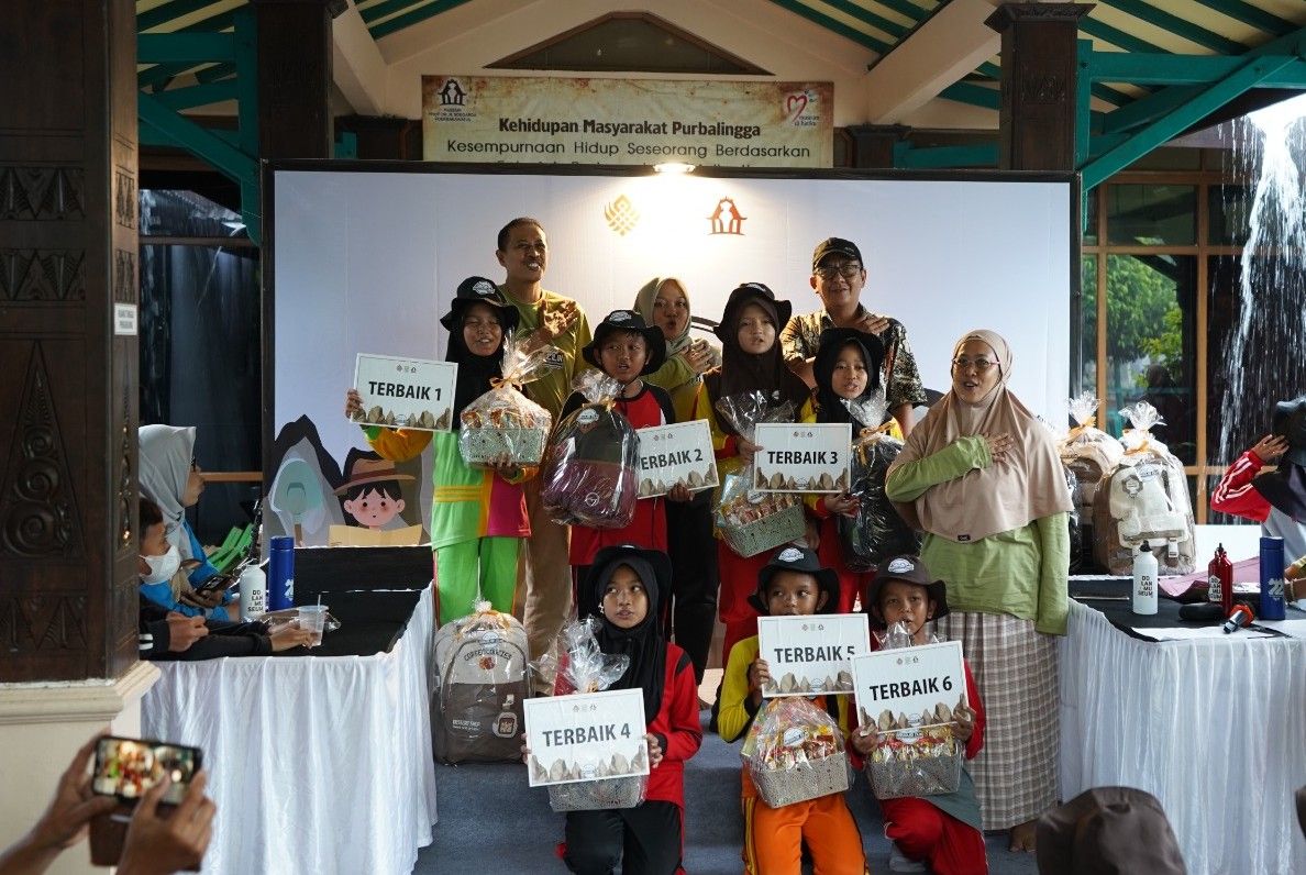 Para juara Lomba Arkeolog Cilik berfoto bersama seusai kegiatan di Museum Prof. Dr. R. Soegarda Poerbakawatja Purbalingga, Selasa (11/11/2025). (Foto: Joko Santoso)