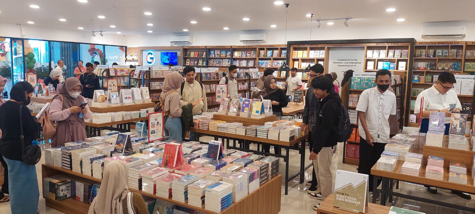 Pengunjung berada di Toko Buku Gramedia Purbalingga yang mulai buka, Rabu (19/11/2025). (Foto: Joko Santoso)