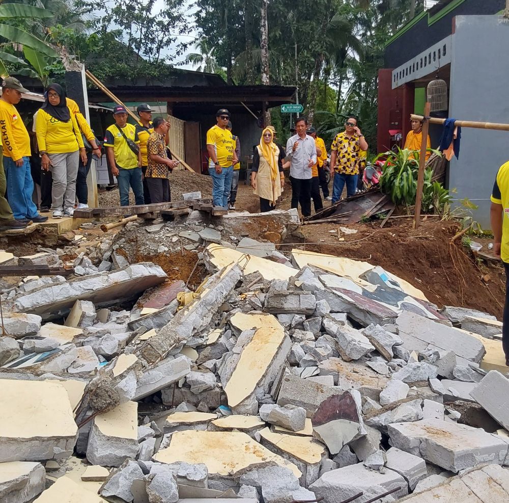Pengurus DPD II Partai Golkar Purbalingga melihat rumah warga yang rata dengan tanah akibat tanah bergerak di Desa Maribaya, Kecamatan Karanganyar. (Foto: Dok Partai Golkar Purbalingga)