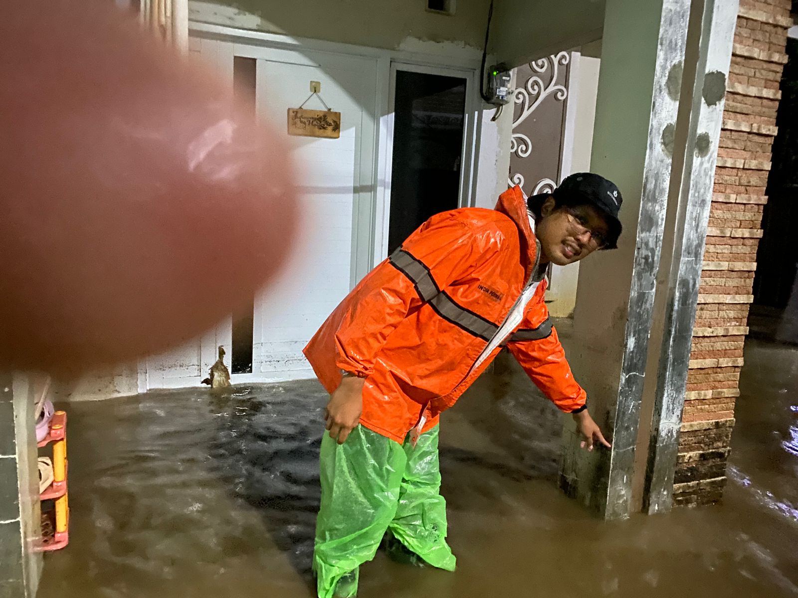 Petugas BPBD Banyumas menunjukan lokasi banjir di Perumahan Mandalatama, Kecamatan Karanglewas, Selasa (11/11/2025).(dok BPBD Banyumas)