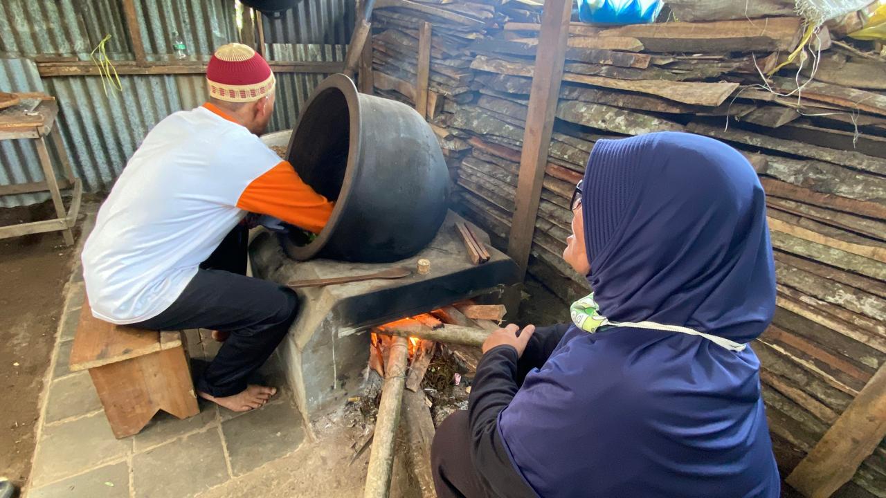 Proses menyangrai daun teh secara tradisional di Desa Bedana, Kalibening, Banjarnegara. (Foto: Dok. UMKM Bedana Maju)