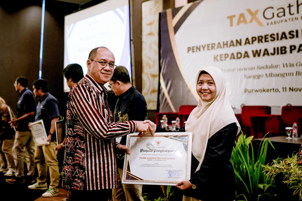Secara simbolis, Bupati Banyumas Sadewo Tri Lastiono menyerahkan piagam penghargaan kepada para wajib pajak terpilih, Selasa (11/11/2025).