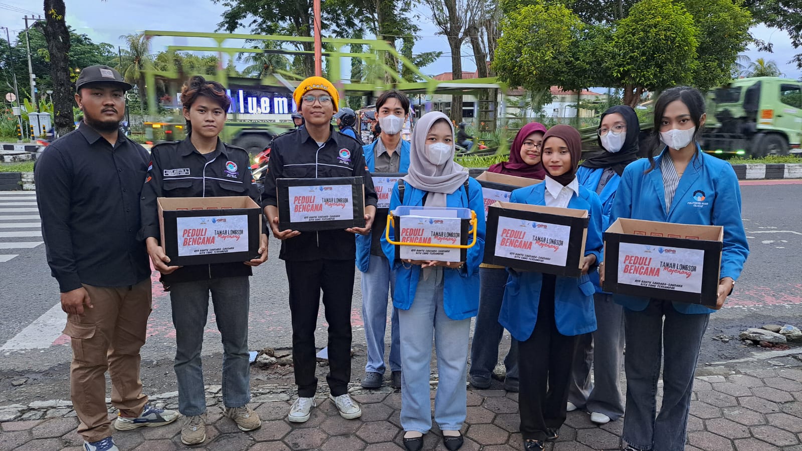 Sejumlah pemuda komunitas GSP dan mahasiswa Himatris PNC menggalang donasi di simpang Blue Moon Cilacap. (Ulul Azmi)