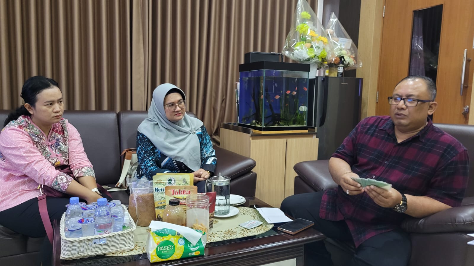 Sekda Banyumas Agus Nur Hadie saat menerima kunjungan petugas BPJS Ketenagakerjaan Purwokerto, Kamis (27/11/2025). (Amin Wahyudi)