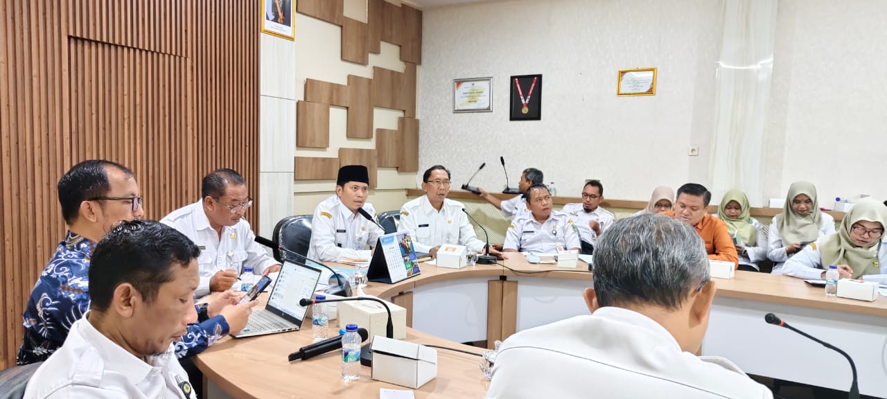 Wakil bupati Banjarnegara saat memimpin rapat koordinasi Tim Koordinasi Penanggulangan Kemiskinan (TKPK) yang digelar di Ruang Sekretaris Daerah Banjarnegara. (dok.kominfo)