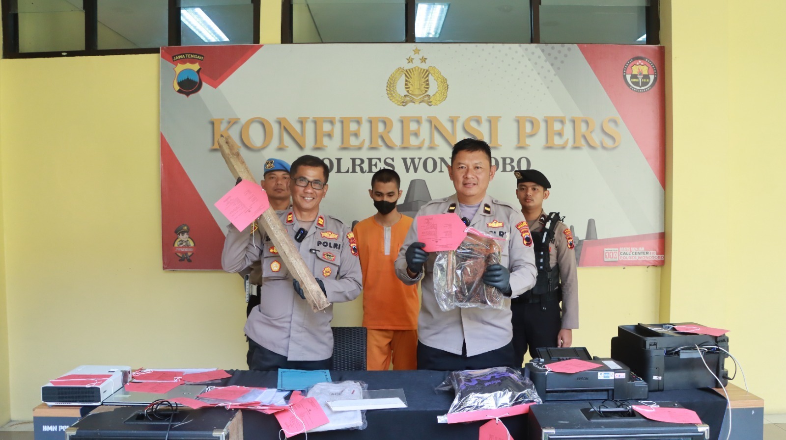 Warga Banjarnegara Bobol SD Negeri di Wonosobo! Modus Pura-Pura Jadi Pembeli Genteng, Dibongkar Polisi. (Foto : Humas Polres Wonosobo)