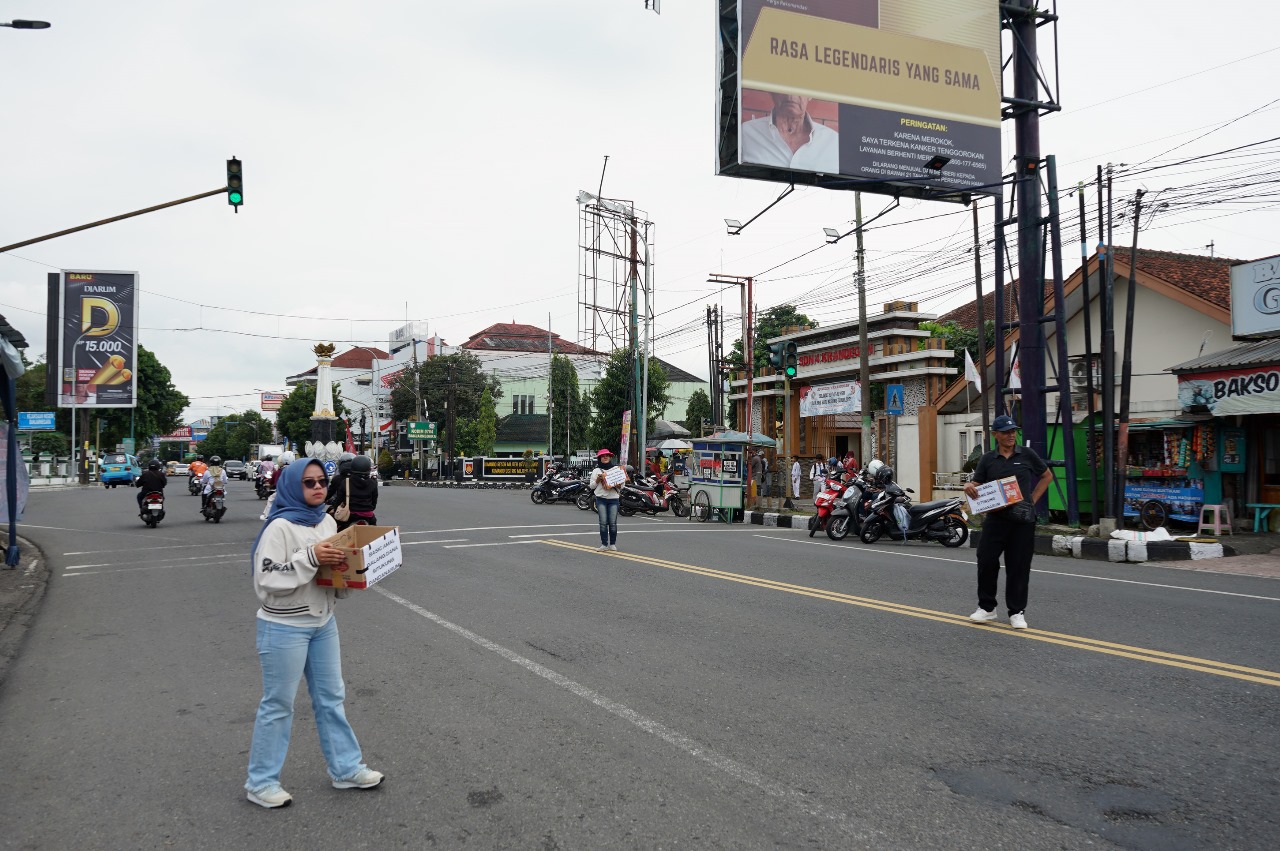Para pekerja seni Banjarnegara melakukan aksi jalanan untuk menghimpun dana bagi korban longsor Pandanarum. (dok.kominfo)