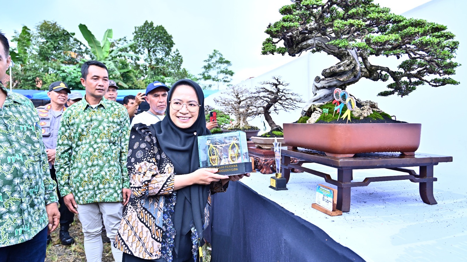 Bupati Banjarnegara saat mengunjungi pameran bonsai yang dilaksanakan di parking area Stadion Soemitro Kolopaking Banjarnegara. (dok.kominfo)