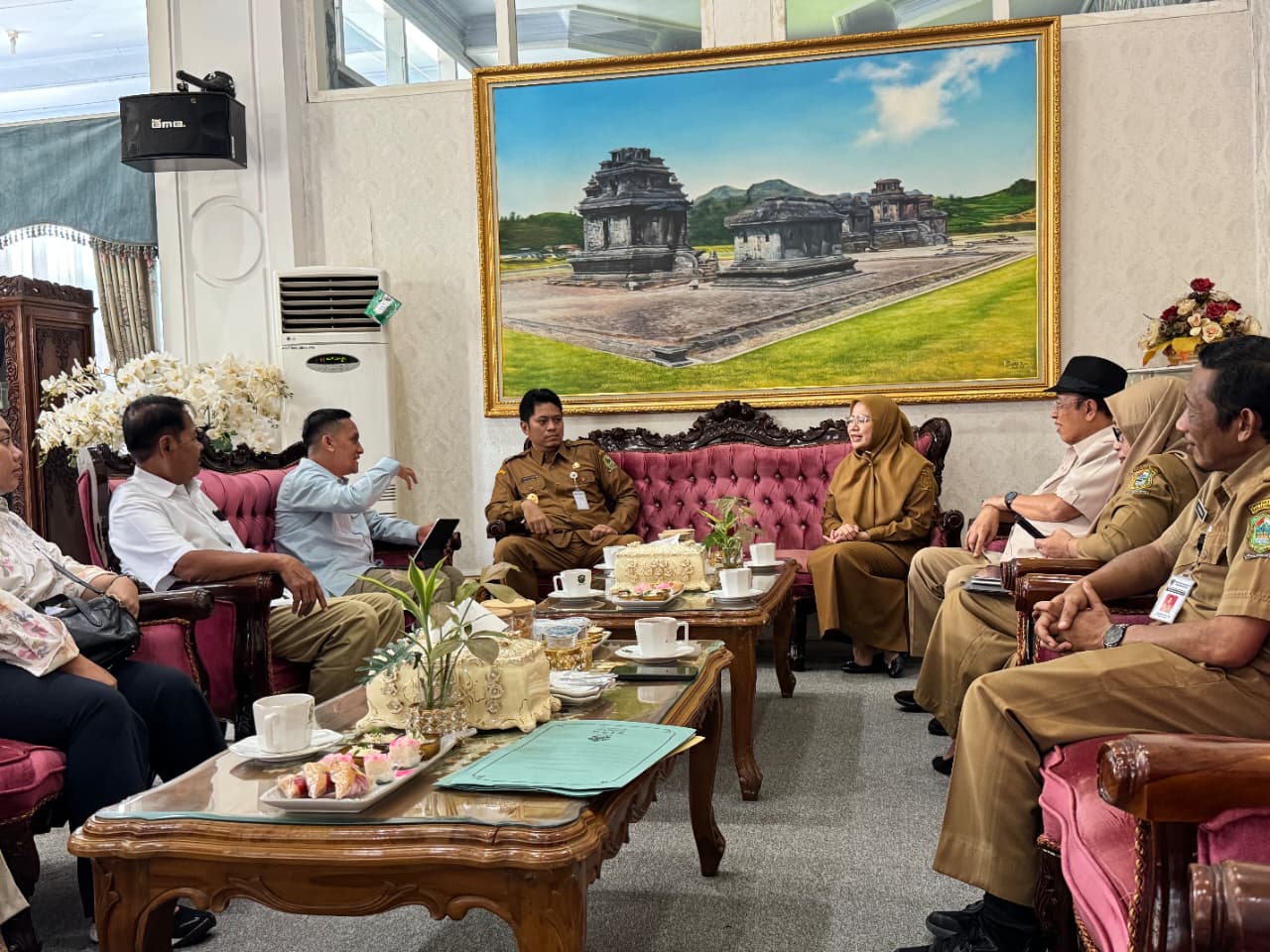 Anggota DPR RI Darori saat melakukan reses dan bertemu dengan bupati Banjarnegara, Selasa (23/12/2025) (dok.kominfo)