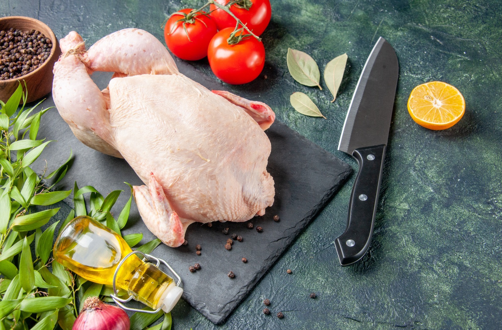 Bolehkah Perempuan Menyembelih Ayam? Ini Penjelasan Ulama, Dalil Hadits, dan Syarat Halalnya! (Foto : Freepik)