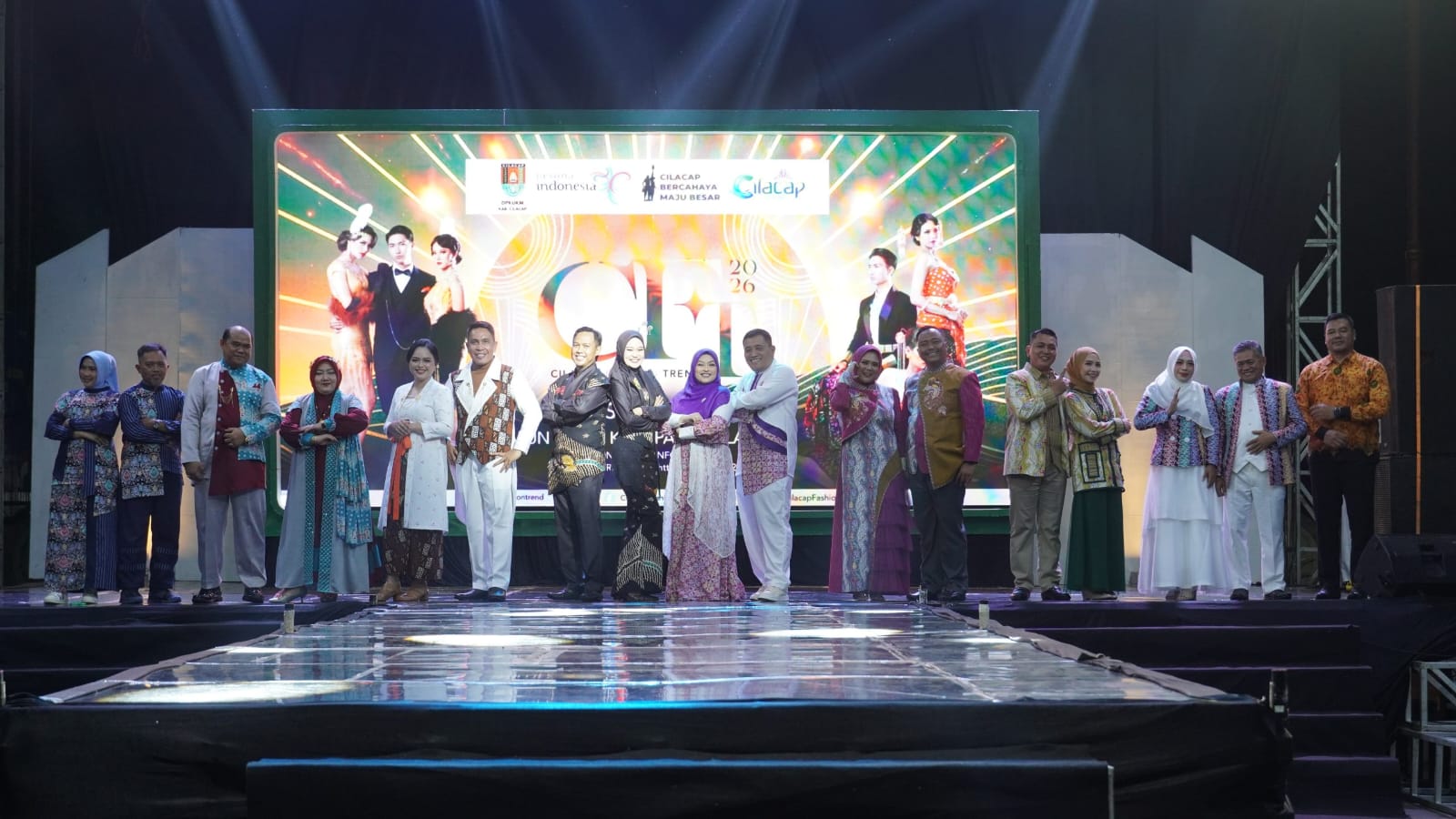 Bupati Cilacap Syamsul Auliya Rachman dan Pejabat Forkopimda Cilacap mengenakan karya desainer lokal pada ajang Cilacap Fashion Trend. (Setda Cilacap)