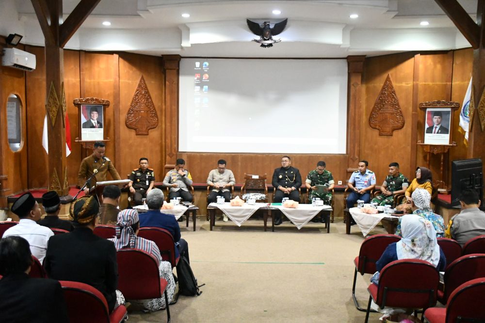Bupati Fahmi Muhammad Hanif memberikan sambutan dalam Rakor Lintas Sektoral Kesiapsiagaan menyambut Nataru, di Graha Adiguna Pendopo Dipokusumo Pemkab Purbalingga, Selasa (22/12/2025). (Foto :Prokopim Setda Purbalingga).