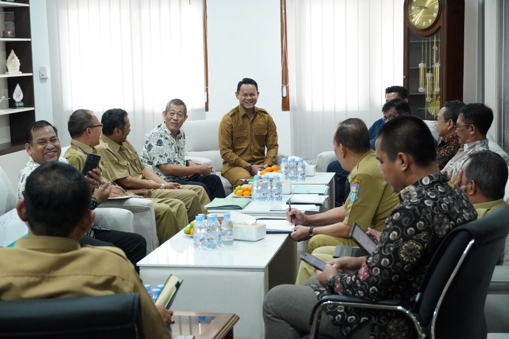 Bupati Purbalingga Fahmi Muhammad Hanif menerima audiensi perwakilan Badan Kerja Sama Antar Gereja (BKSAG) Purbalingga di Ruang Kerja Bupati, Senin (15/12/2025). (Foto: Prokopim Setda Purbalingga).