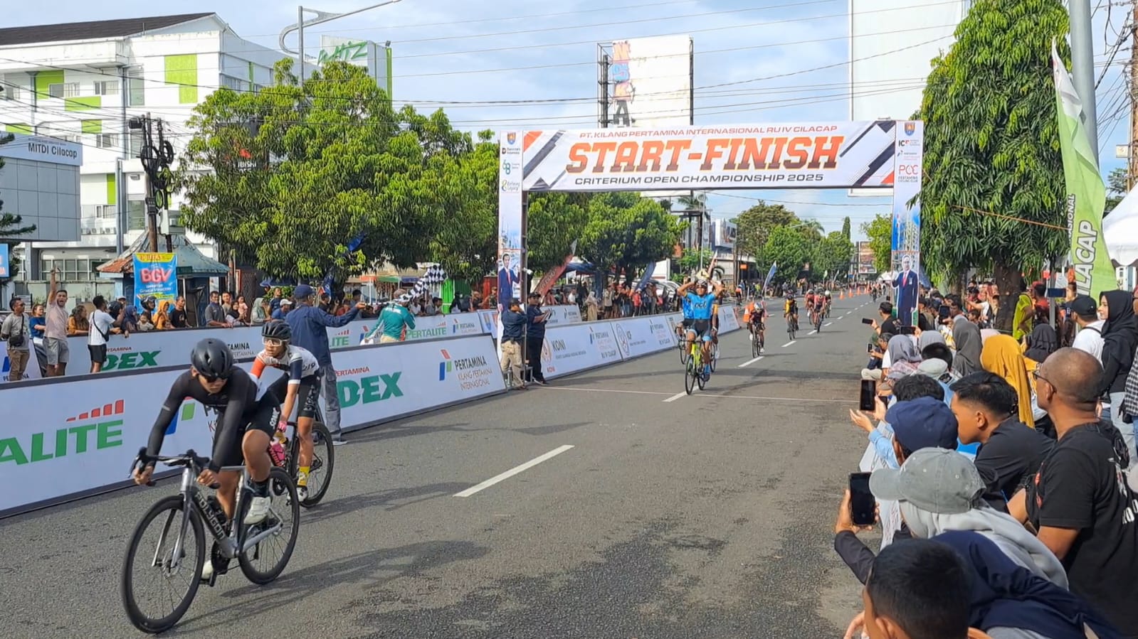 Deru persaingan memuncak di garis akhir para pembalap Criterium Open Championship 2025 saling berpacu menuntaskan lomba di Cilacap, disambut sorak penonton yang memadati arena. (Ulul Azmi)