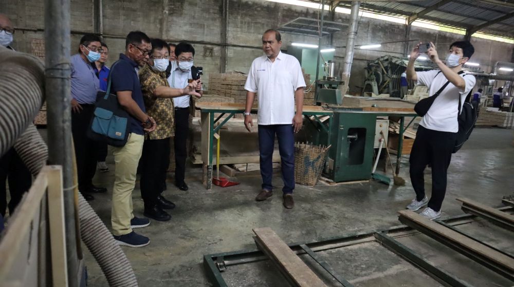 Delegasi Tono City mengunjungi pengolahan kayu CV SN Jaya Prima di Desa Jetis, Kecamatan Kemangkon, Kabupaten Purbalingga,Jumat (19/12/2025). (Foto :Dinkominfo Purbalingga).