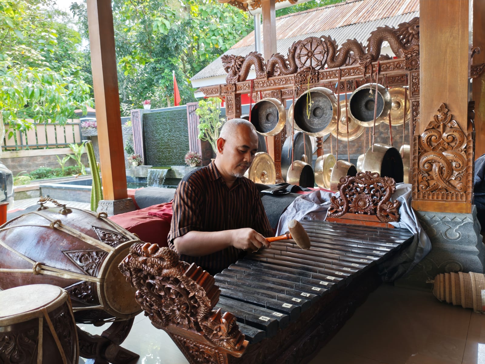 Wakil Ketua Pokdarwis Wisanggeni, Winarko tengah memainkan alat musik saron di Sanggar Seni Oemah Gamelan, Desa Pekunden, Kecamatan Banyumas, Kabupaten Banyumas, Kamis (11/12/2025).(Shandi)