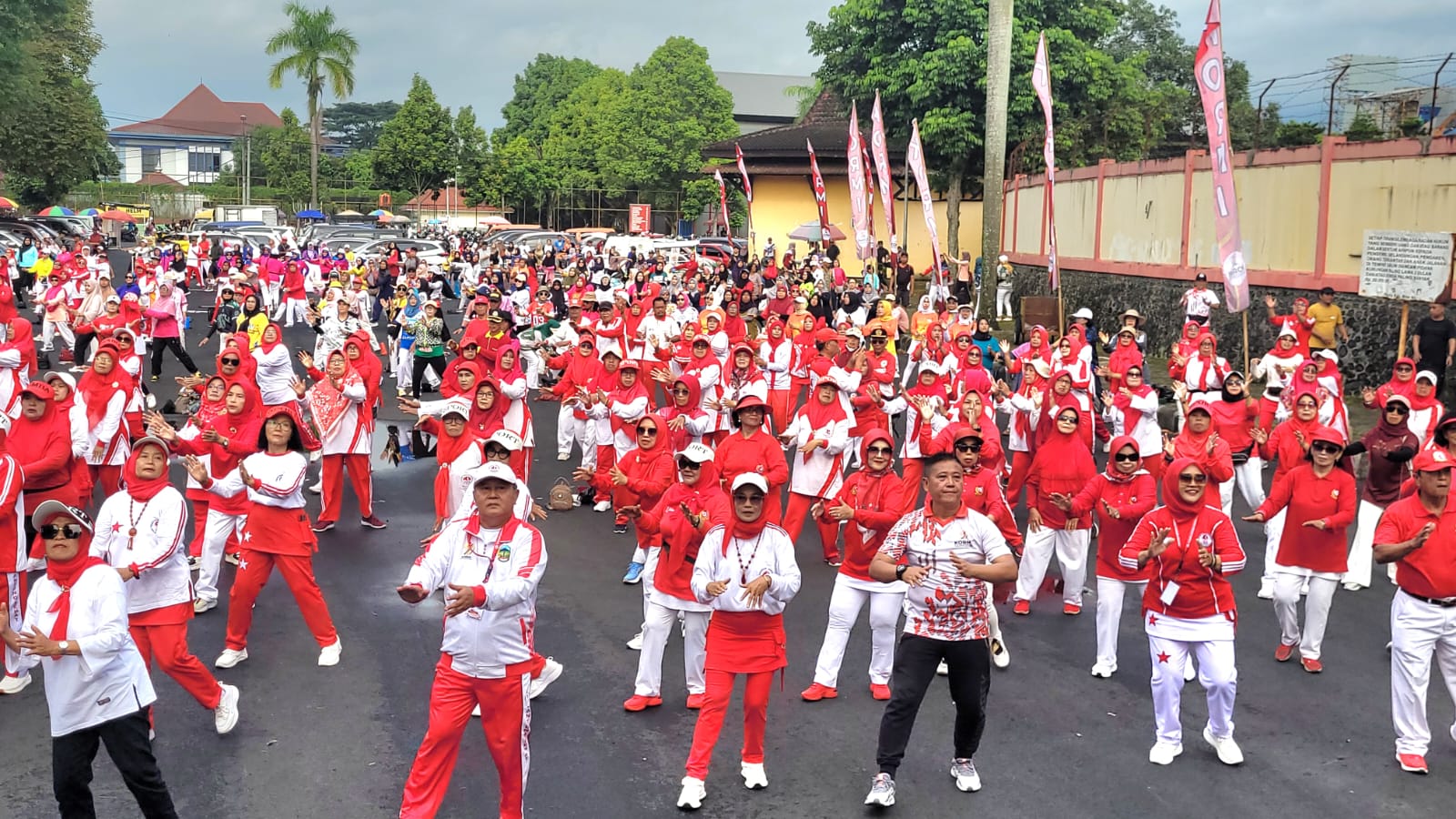 Kemeriahan suasana kegiatan Gebyar Senam Akhir Tahun, yang diikuti ribuan pegiat olahraga dan masyarakat umum, di kawasan GOR Satria, Minggu (14/12/2025).