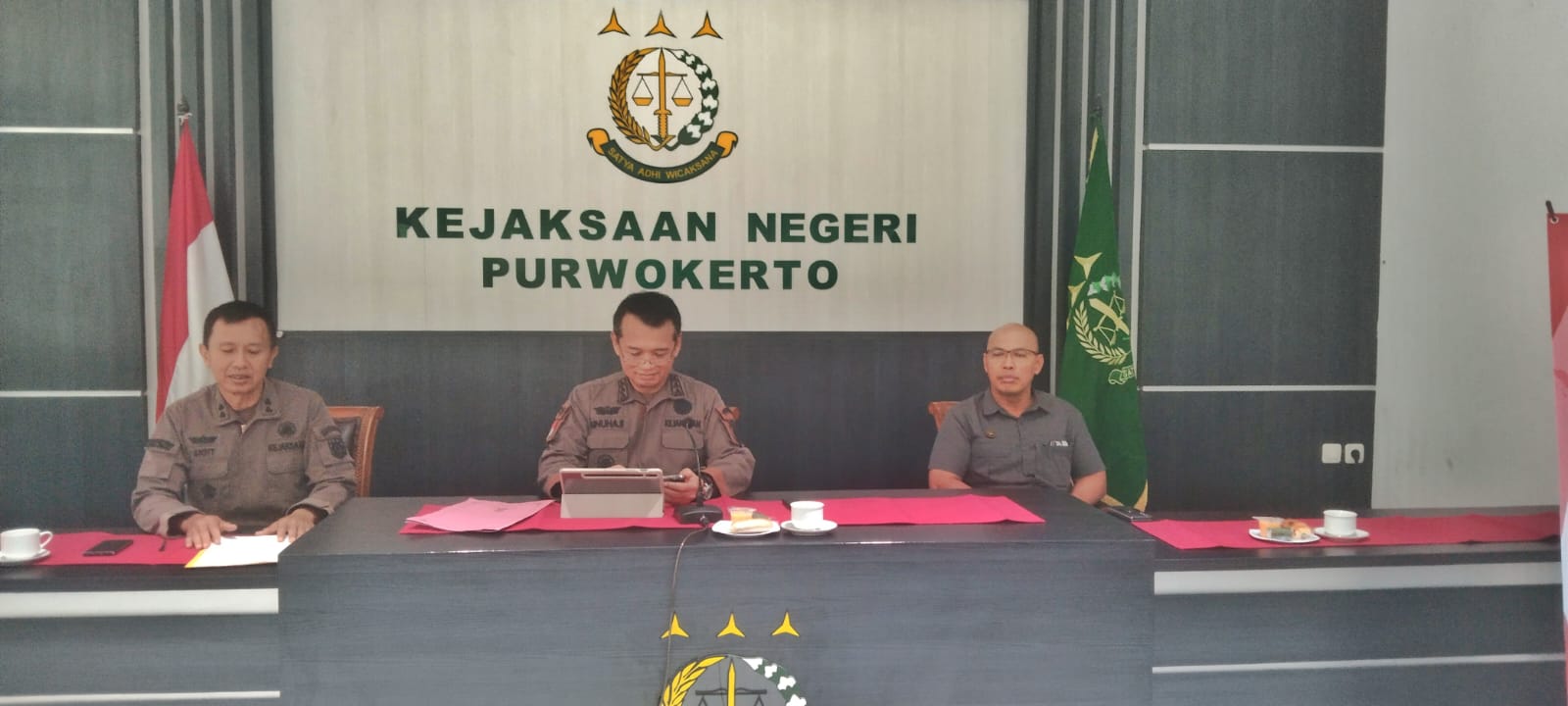 Gloria Sinuhaji, didampingi Kasi Intelijen Frengky Silaban (kanan) dan Kasi Pidsus Sigit Kristiyanto (kiri) memaparkan capaian pemulihan keuangan negara di Kantor Kejari Purwokerto, Kamis (11/12/2025).(dok Kejari Purwokerto)