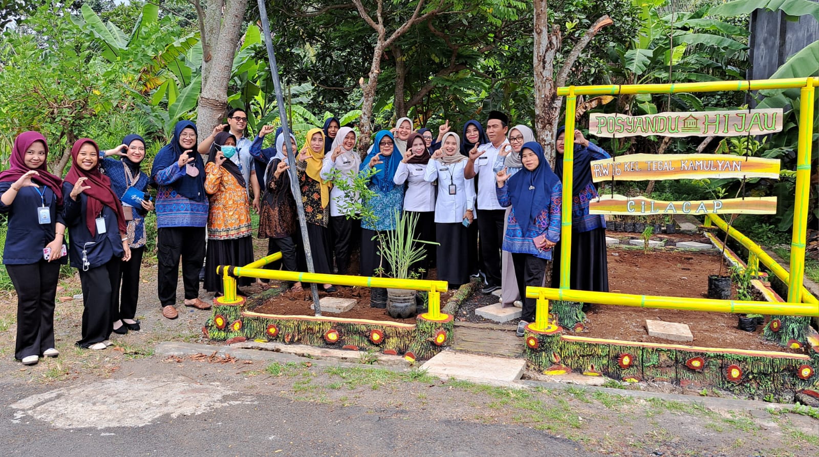 IHC RSPC melaunching Posyandu Hijau di RW 16 Tegalkamulyan ditandai dengan penanaman tanaman obat di kebun posyandu. (Ulul Azmi)