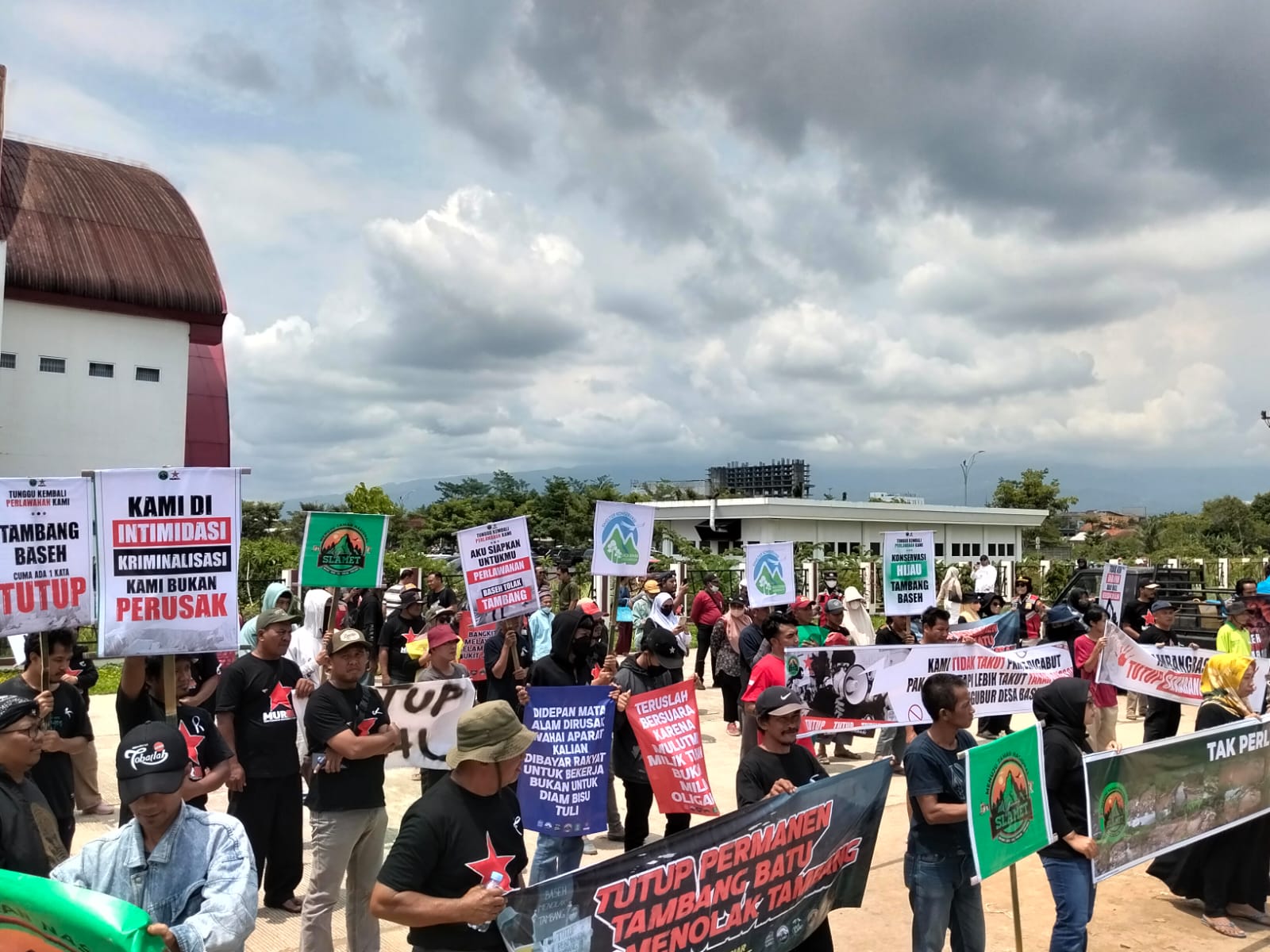 Puluhan warga Desa Baseh, Kecamatan Kedungbanteng, Banyumas, menggelar aksi demonstrasi di depan Gedung DPRD Banyumas, Selasa (9/12/2025).