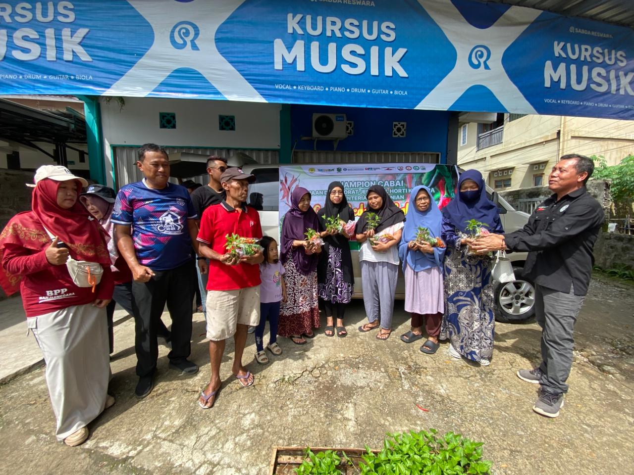 Sedekah cabai dilakukan oleh petani cabai dari Kecamatan Wanayasa Banjarnegara saat harga cabai tinggi. Aksi yang dilakukan do Alun-alun Banjarnegara ini bentuk kepedulian dan ungkapan rasa syukur atas hasil panen dengan peduli sesama. (dok.kominfo)