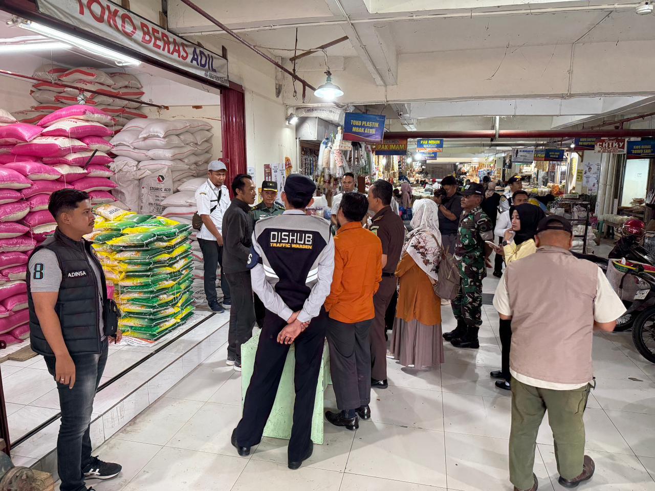 Jelang Nataru 2026, Satreskrim Polres Wonosobo Turun ke Pasar Pantau Harga Bahan Pokok dan Penting. (Foto : Humas Polres Wonosobo)