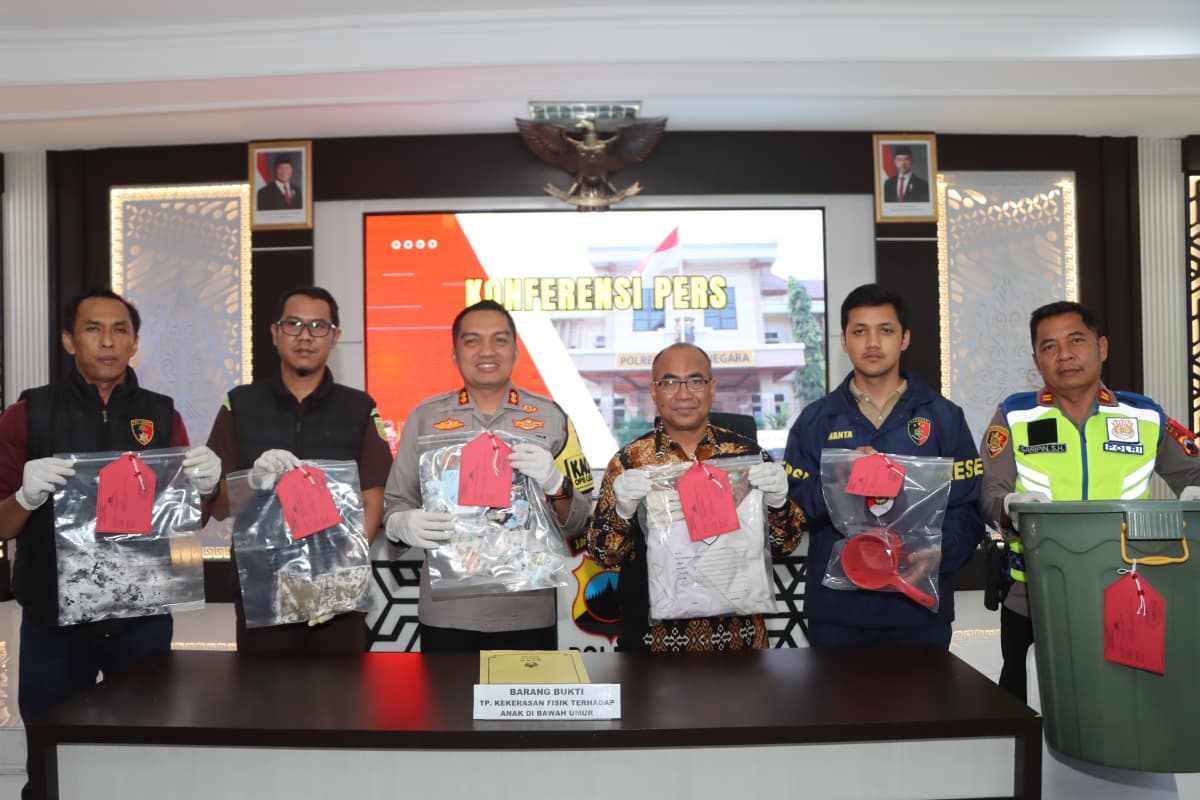 Kapolres Banjarnegara bersama jajaran saat melakukan konferensi pers terkait penemuan mayat bayi di plafon sekolah. (dok. Humas Polres Banjarnegara)