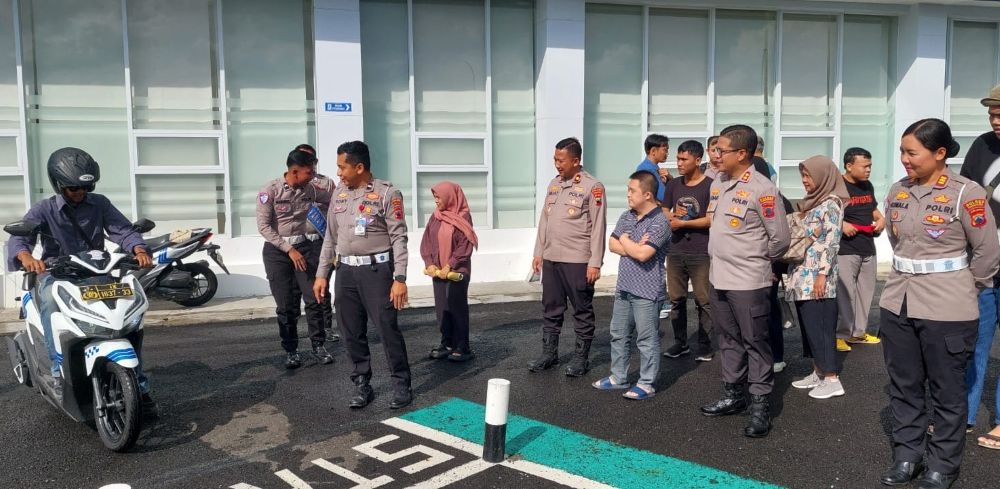 Kapolres Purbalingga AKBP Achmad Akbar bersama Kasat Lantas AKP Kumala Enggar Anjarani melihat proses ujian pemohon SIM penyandang disabilitas di kantor Satpas Polres Purbalingga, Senin (15/12/2025). (Foto: Joko Santoso)