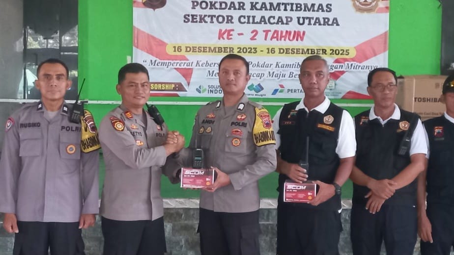 Kapolsek Cilacap Utara AKP Setiyo Nugroho menyerahkan 12 unit HT kepada Bhabinkamtibmas dan Pokdar Kamtibmas di Cilacap. (Ulul Azmi)