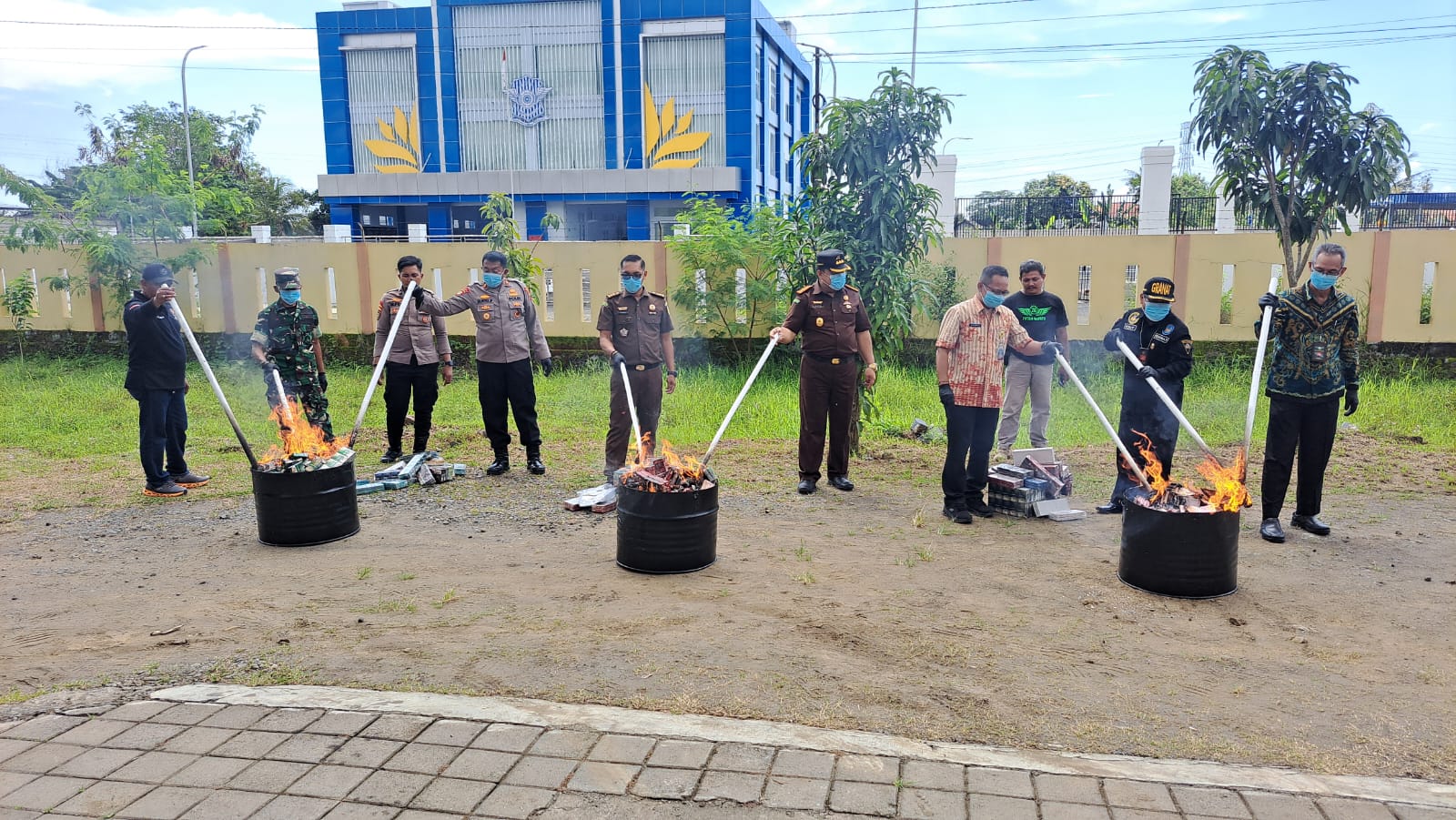 Kejari Cilacap dan Forkopimda memusnahkan barang bukti yang telah inkracht di Kejaksaan Negeri Cilacap. (Ulul Azmi)