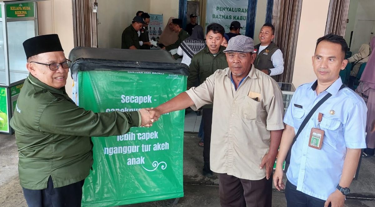 Ketua Baznas Purbalingga H. Sudijanto menyerahkan bantuan satu unit becak kepada warga dalam kegiatan Pentasyarufan Akhir Tahun. (Foto: Joko Santoso)