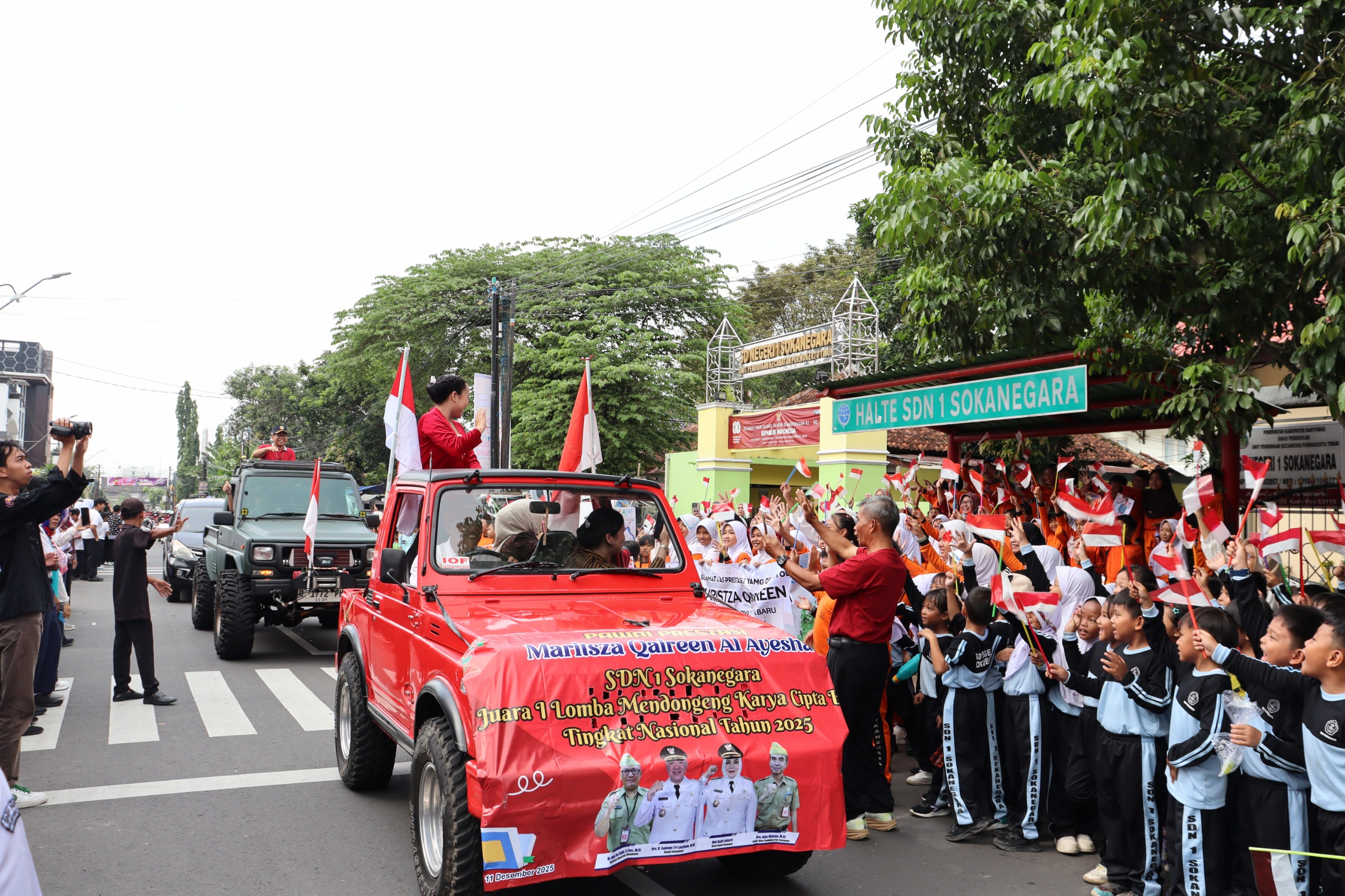 Maristza Qaireen Al Ayesha, siswi kelas 6 SDN 1 Sokanegara, saat mengikuti pawai prestasi, Kamis (11/12/25).