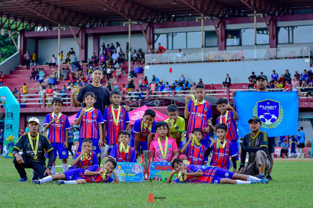 Pemain Pusbit Purbalingga berfoto bersama usai menjadi juara Turnamen U-10 Askab PSSI Purbalingga tahun 2025. (Foto : Pusbit Purbalingga).