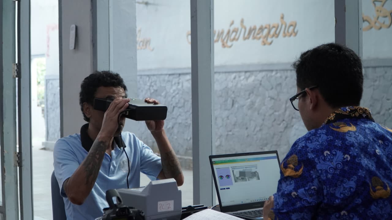 Perekaman data digital dilakukan oleh petugas Dindukcail Banjarnegara di Rutan Banjarnegara. (dok. Rutan Banjarnegara)