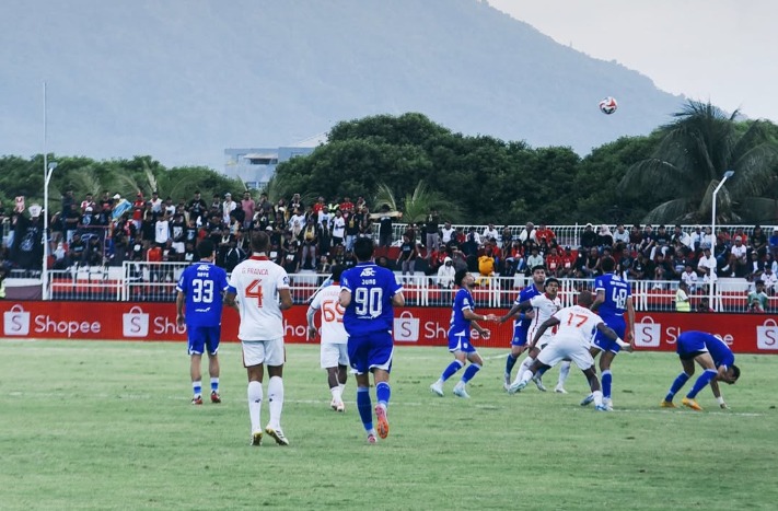 Persib Bandung Tersungkur di Ternate, Thom Haye Akui Jadwal Padat Jadi Momok Serius. (Foto : Instagram Persib Bandung)