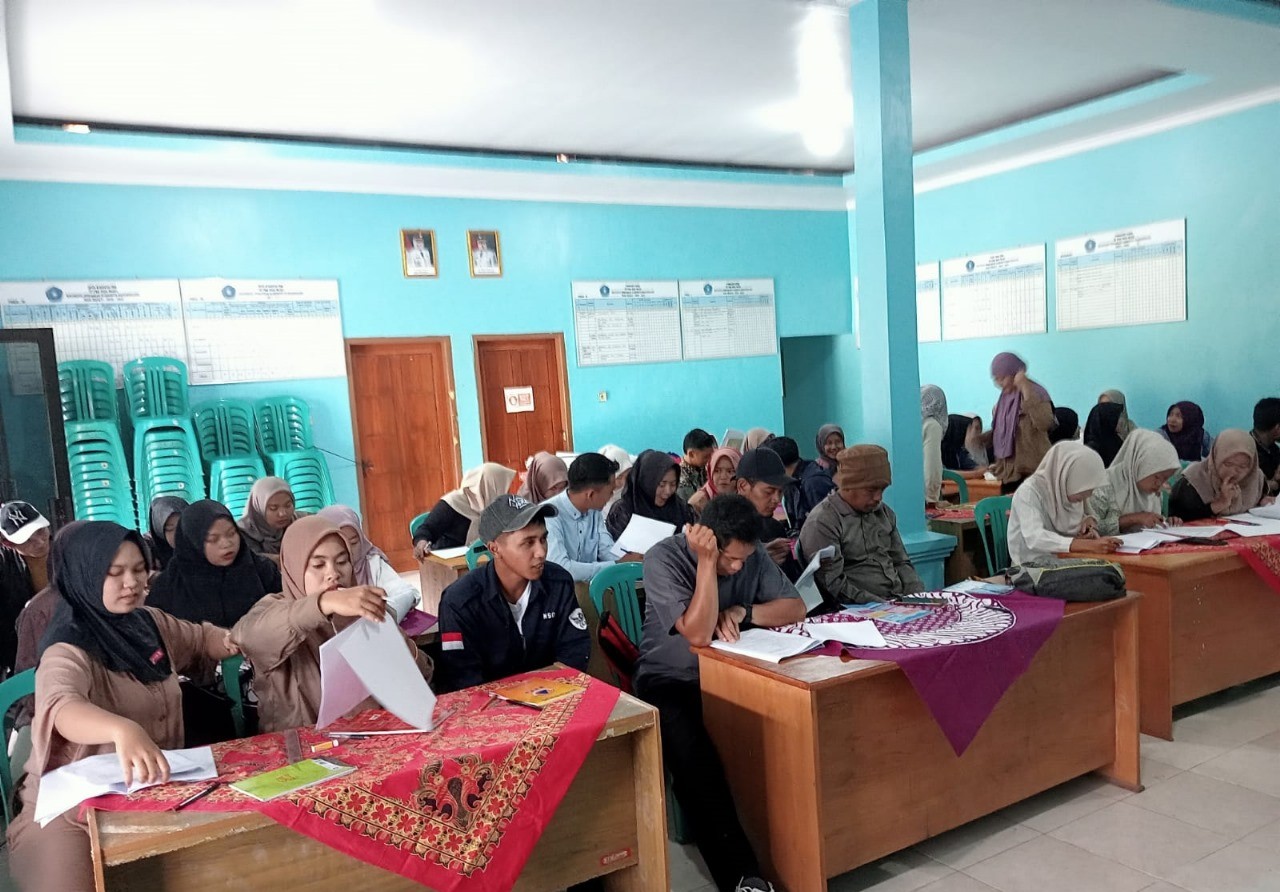 Peserta Pokjar Cendekia Desa Mlaya saat mengikuti Asesmen Sumatif Akhir Semestar (ASAS) di Aula desa setempat. (dok. kominfo)