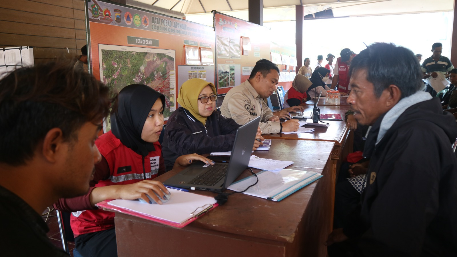 Petugas saat menyalurkan bantuan langsung tunai tahap II pada korban longsor Situkung, Pandanarum (dok.PMI Banjarnegara)
