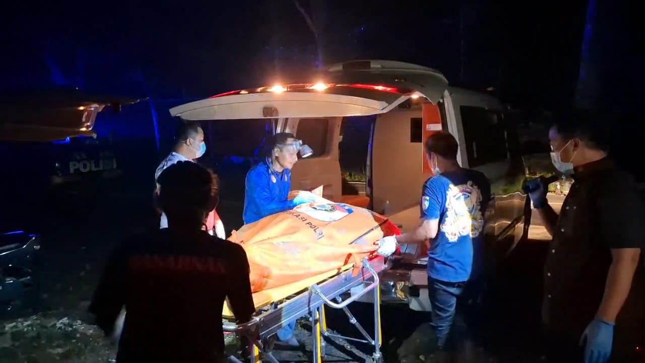 Polisi mengevakuasi jasad pengacara asal Purwokerto yang ditemukan terkubur di Hutan Kubangkangkung, Cilacap. (Satreskrim Cilacap)