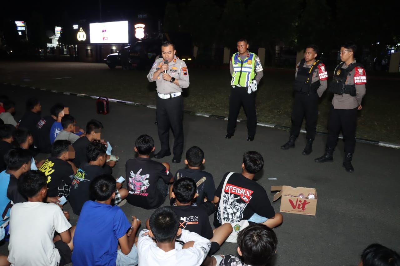 Puluhan remaja terlibat balap liar mendapatkan pengarahan dari personel Polres Kebumen. (Foto: Humas Polres Kebumen)