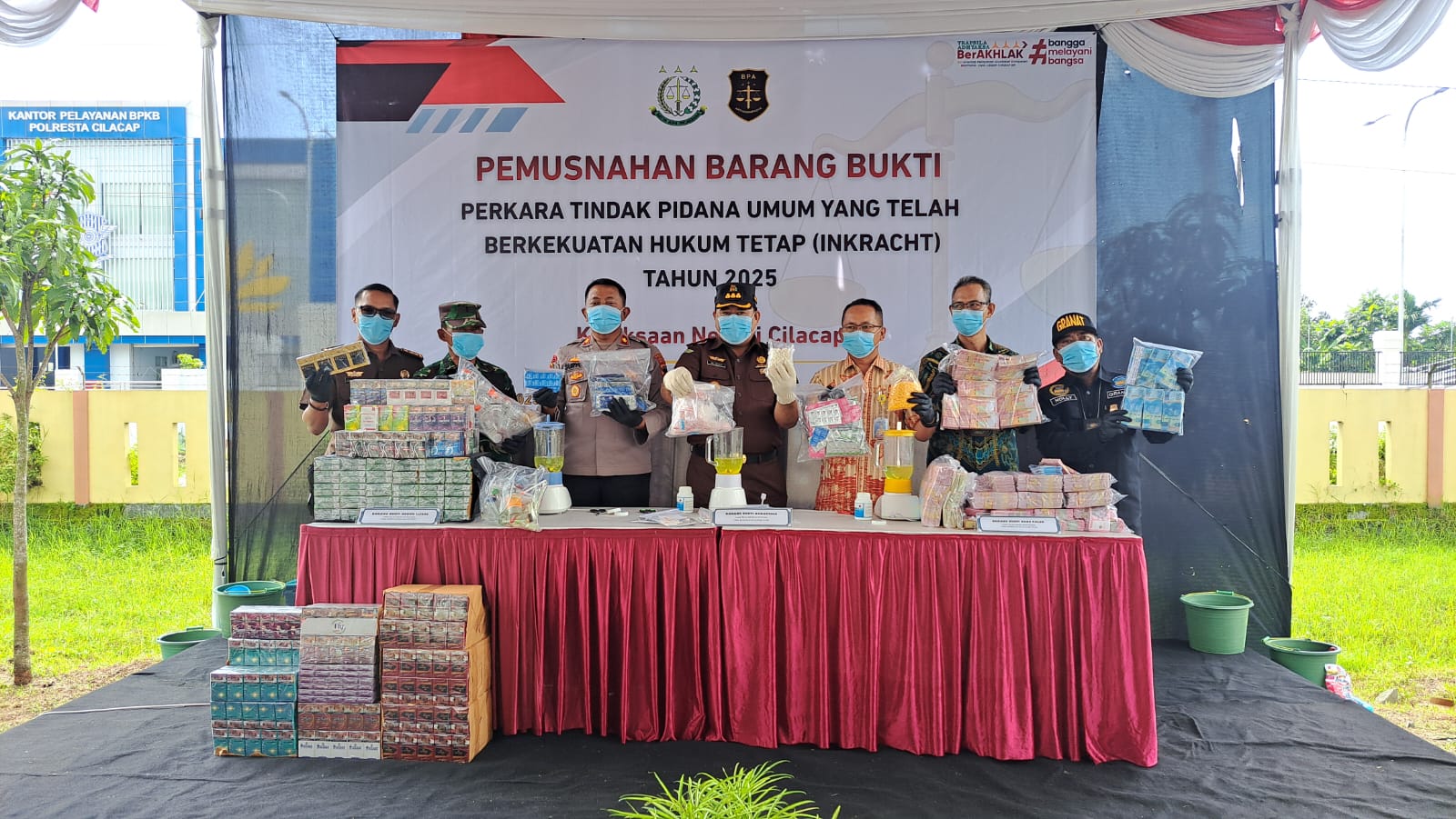 Ribuan barang bukti, termasuk uang palsu Rp3,3 miliar, dimusnahkan dengan cara dibakar. (Ulul Azmi)