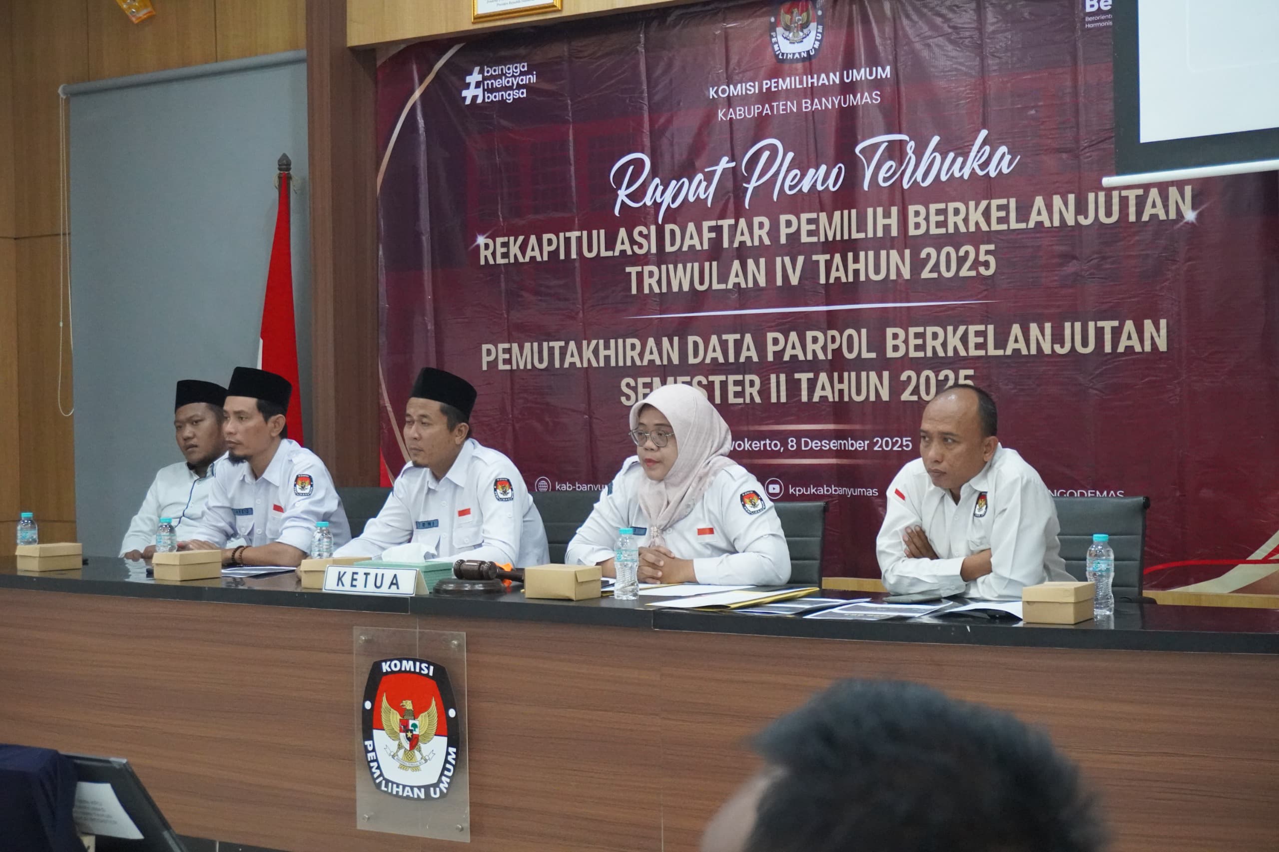 Suasana Rapat Pleno Terbuka Rekapitulasi DPB Triwulan IV Tahun 2025 di Aula KPU Banyumas, Senin (09/12/2025).