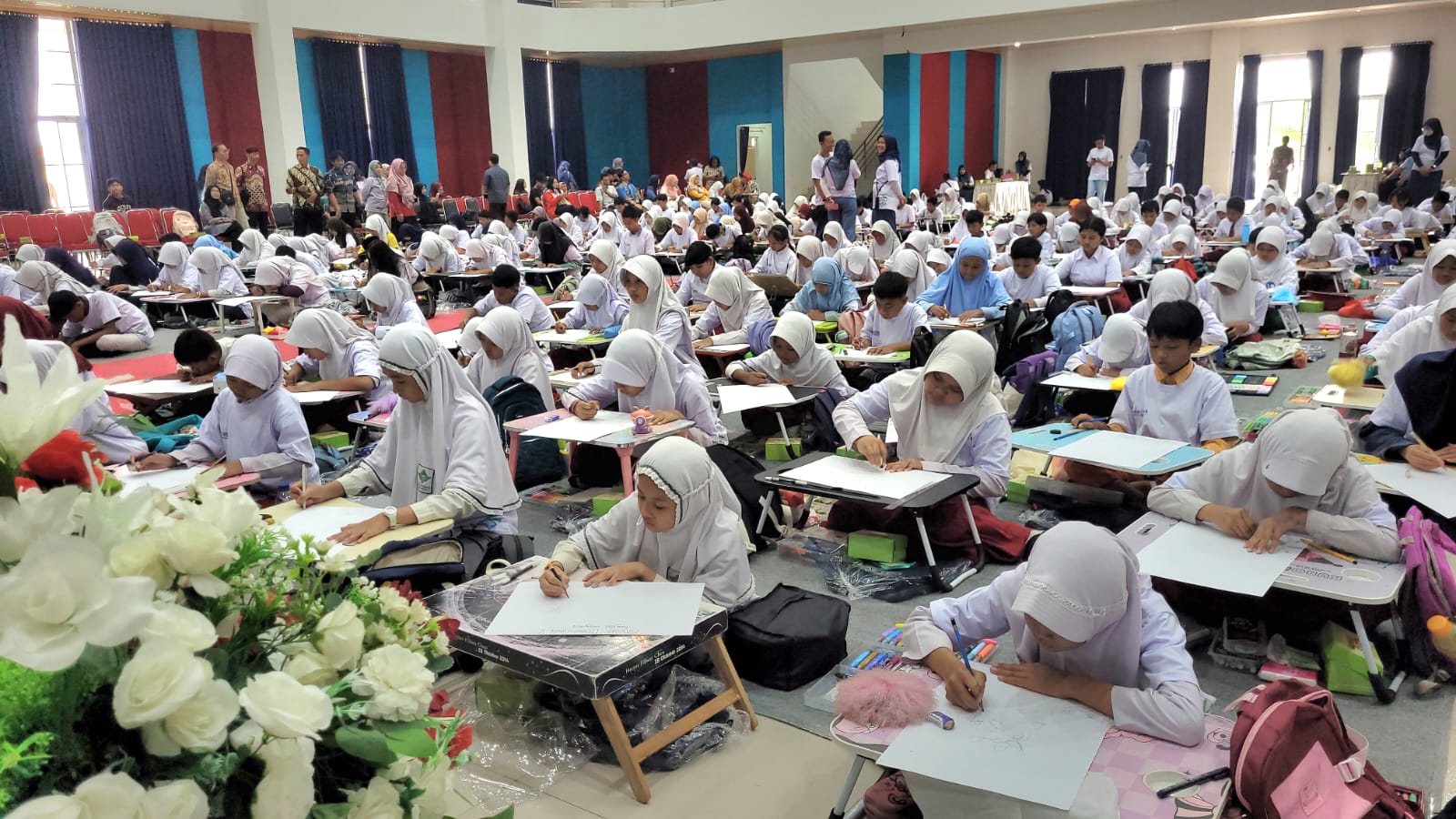 Suasana kemeriahan acara lomba menggambar bertema antikorupsi dalam rangka peringatan Hakordia 2025 di Convention Hall Komplek Menara Pandang Purwokerto, Selasa (9/12/2025).