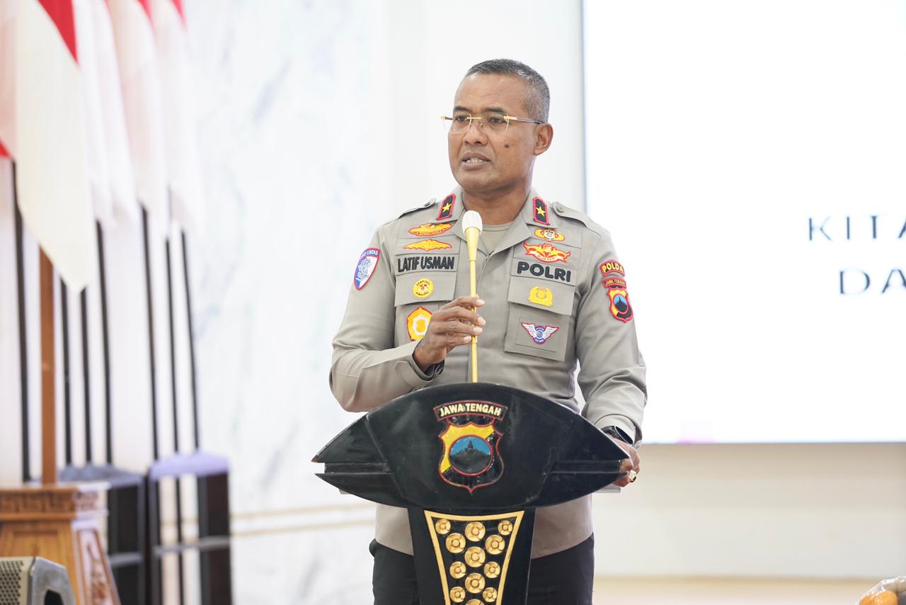 Wakapolda Jateng Brigjen Pol Latif Usman membuka kegiatan Latihan Pra Operasi (Latpraops) Lilin Candi 2025 di Mapolda Jateng, Rabu (17/12/2025). (Foto: Humas Polda Jateng)