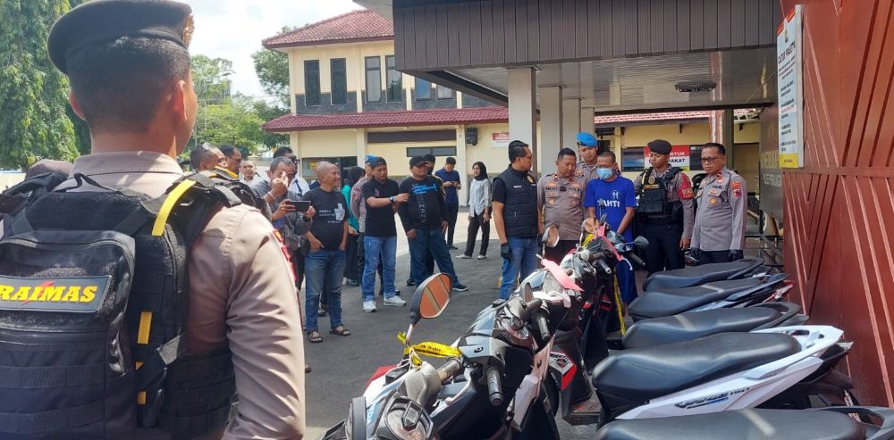 Wakapolres Purbalingga Kompol Agus Amjat melihat barang bukti sepeda motor yang diamankan bersama tersangka, di halaman Mapolres Purbalingga, Rabu (3/12/2025). (Foto: Joko Santoso)