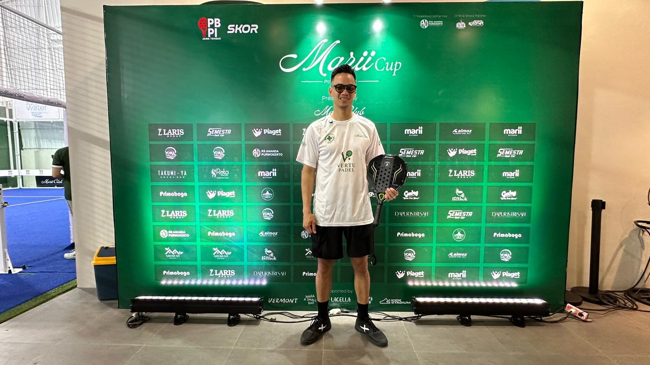 Atlet padel nomor satu Indonesia, Zar Lasahido, menunjukkan keseriusannya mendorong perkembangan olahraga padel di Tanah Air melalui kunjungannya ke Purwokerto, Minggu (14/12/2025). (serayunews)