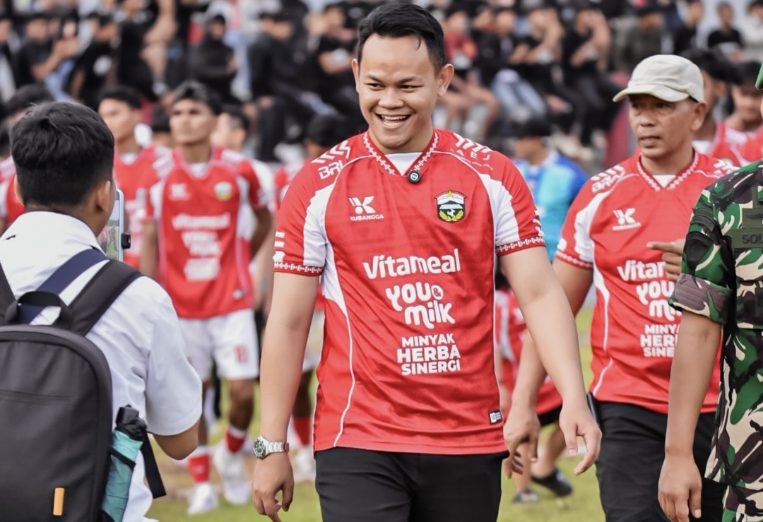 Bupati Purbalingga, Fahmi Muhammad Hanif saat menonton langsung pertandingan pekan Persibangga vs Persibas yang digelar di Stadion Goentoer Darjono, Kabupaten Purbalingga, Minggu (18/1/2026) sore/Media Officer Persibangga