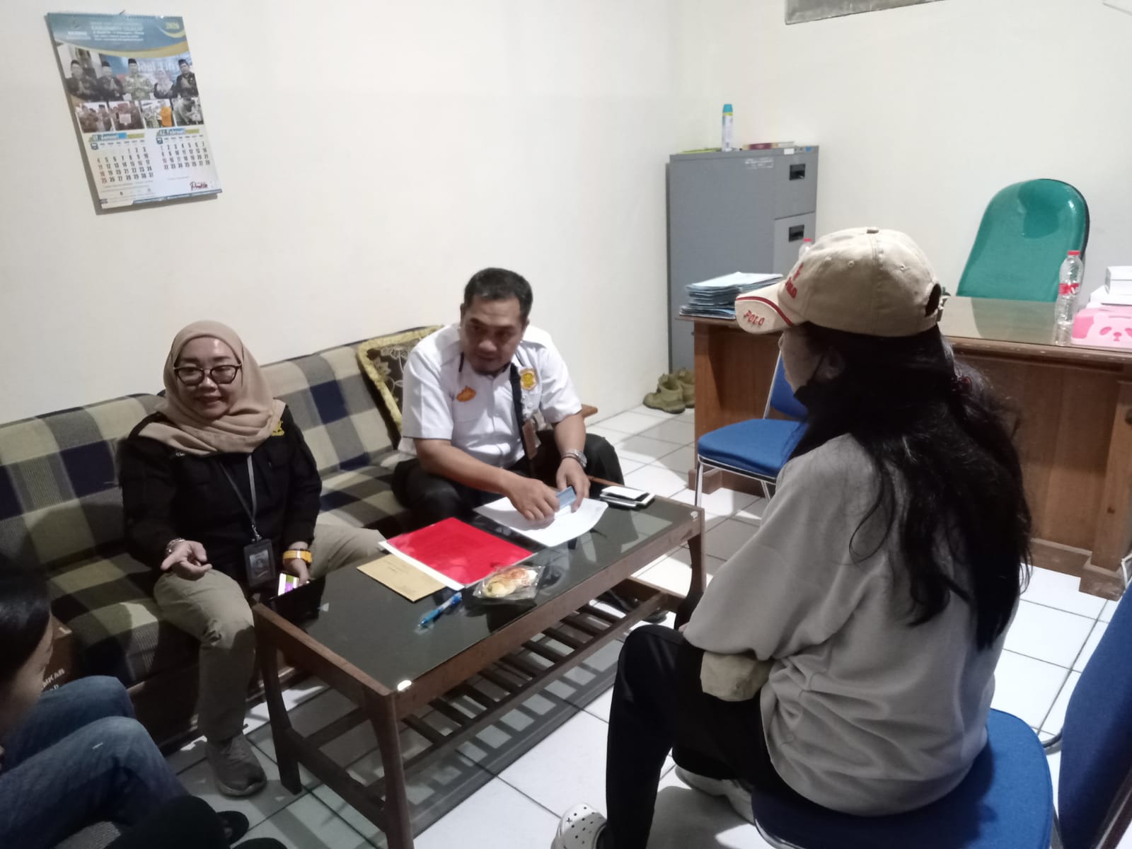 Dua wanita terduga PSK diamankan petugas gabungan dari eks lokalisasi Slarang, Kecamatan Kesugihan, Kabupaten Cilacap. (Satpol PP)
