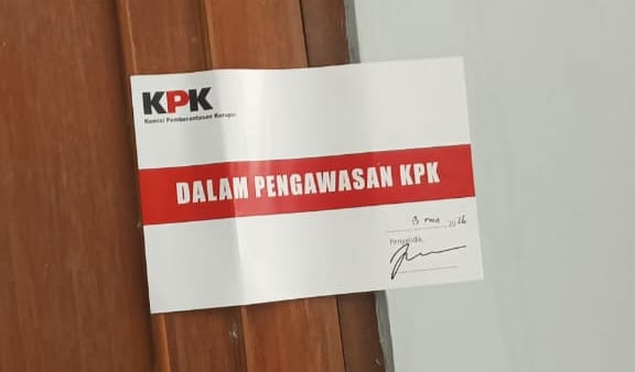 Penyidik KPK menyegel ruangan di kompleks Setda Cilacap. (Serayunews).